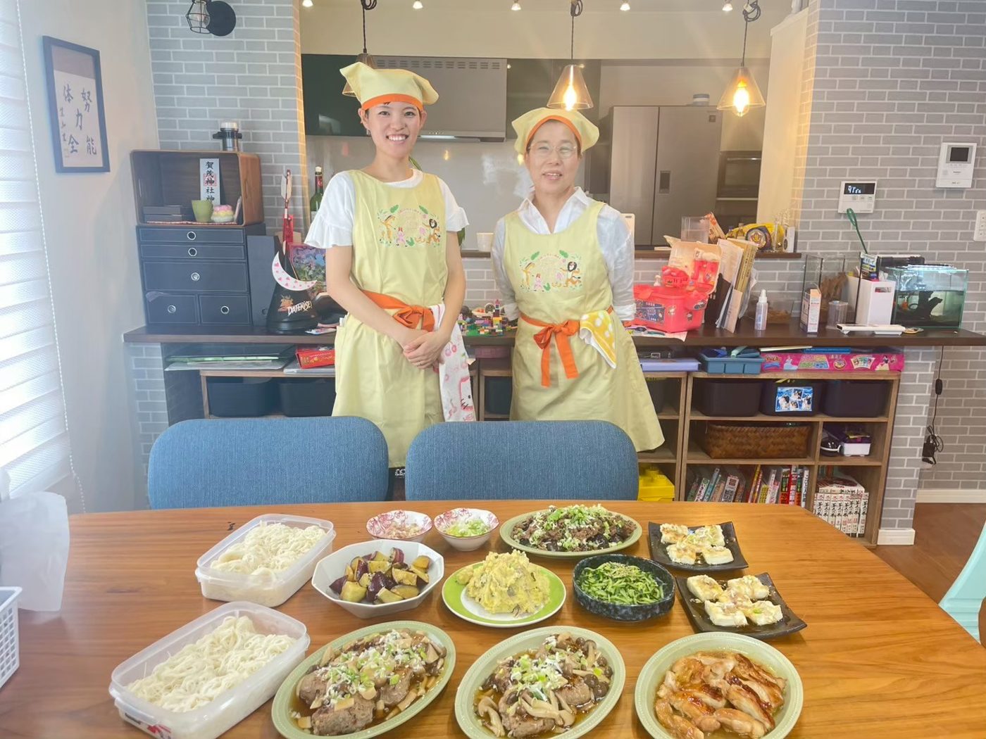 作り置きの料理を並べたスタッフ