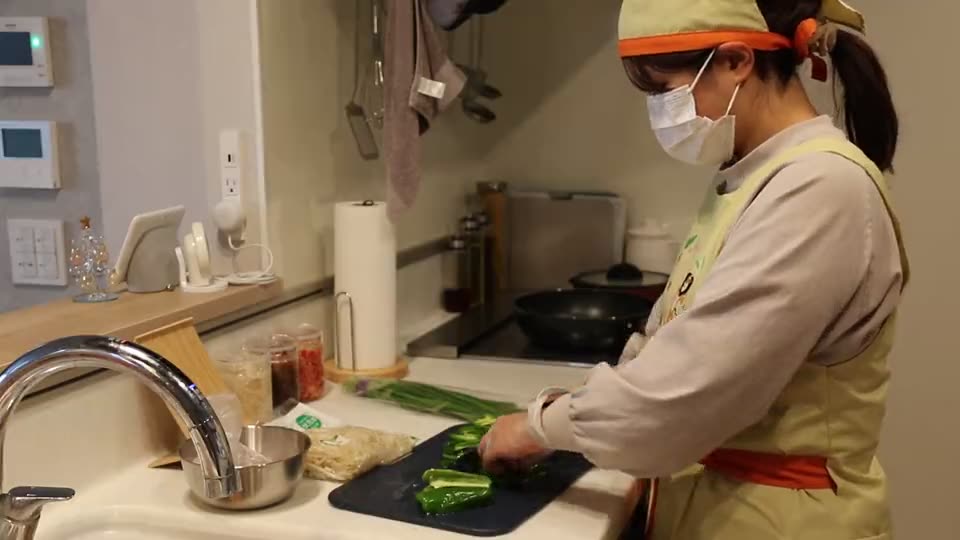 野菜を切って作り置きを準備するスタッフ
